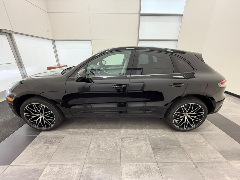 Porsche Macan Vehicle Full-screen Gallery Image 2