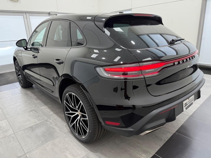 Porsche Macan Vehicle Full-screen Gallery Image 3