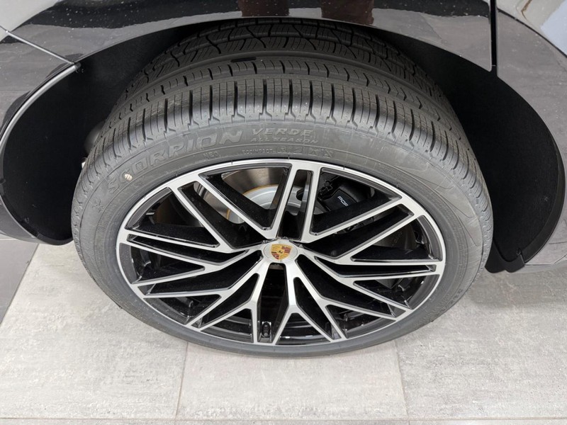 Porsche Macan Vehicle Full-screen Gallery Image 6