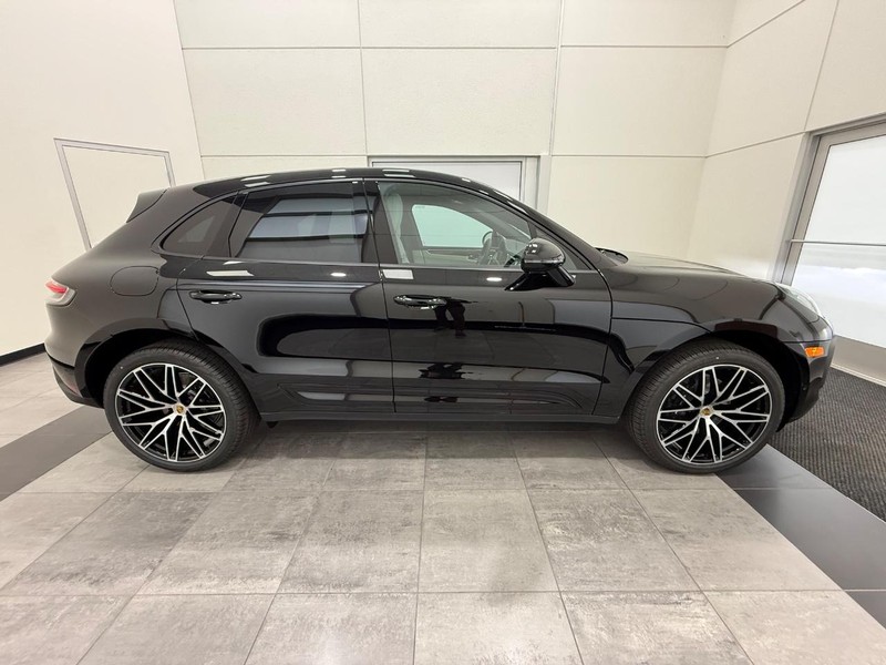 Porsche Macan Vehicle Full-screen Gallery Image 7