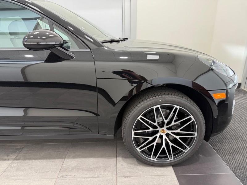 Porsche Macan Vehicle Full-screen Gallery Image 8