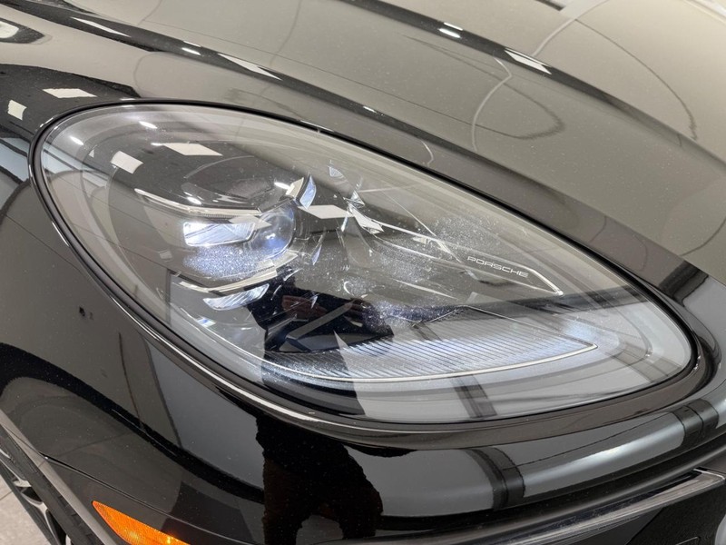 Porsche Macan Vehicle Full-screen Gallery Image 9