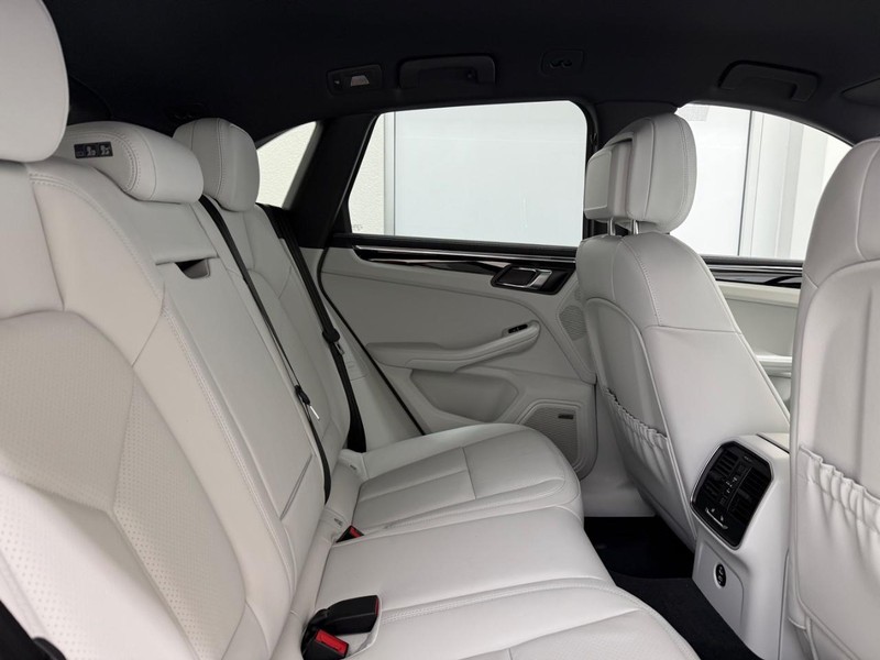 Porsche Macan Vehicle Full-screen Gallery Image 10