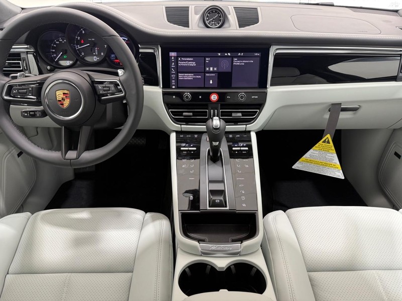 Porsche Macan Vehicle Full-screen Gallery Image 11