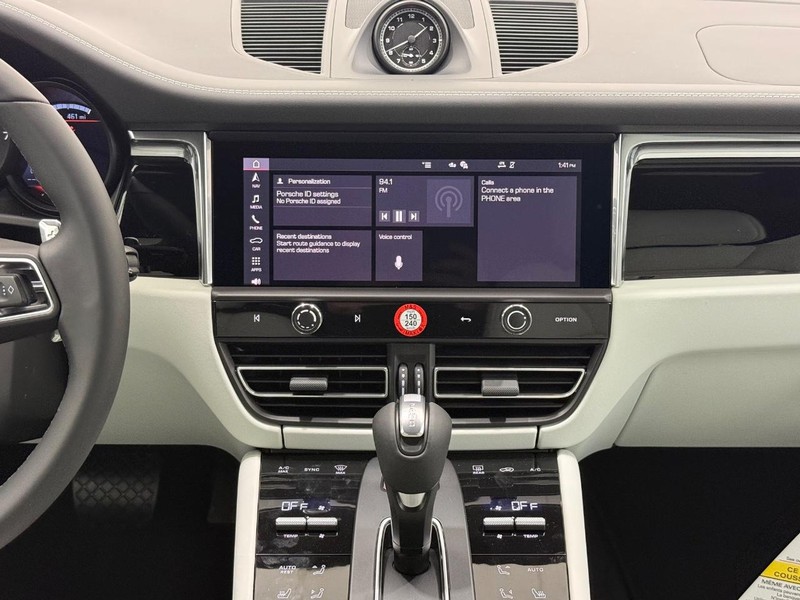 Porsche Macan Vehicle Full-screen Gallery Image 12