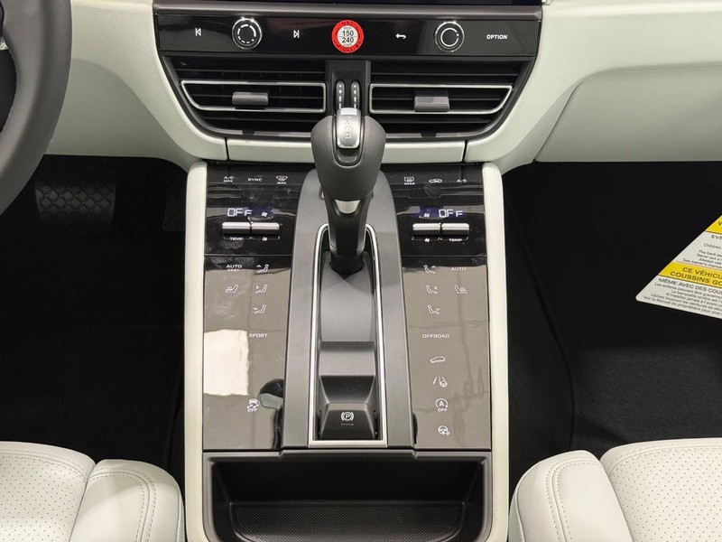 Porsche Macan Vehicle Full-screen Gallery Image 13