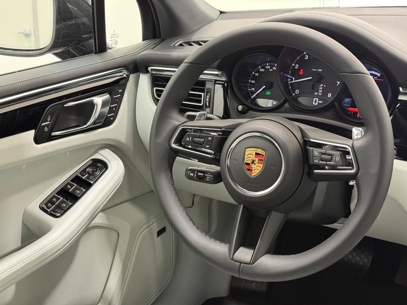 Porsche Macan Vehicle Full-screen Gallery Image 14