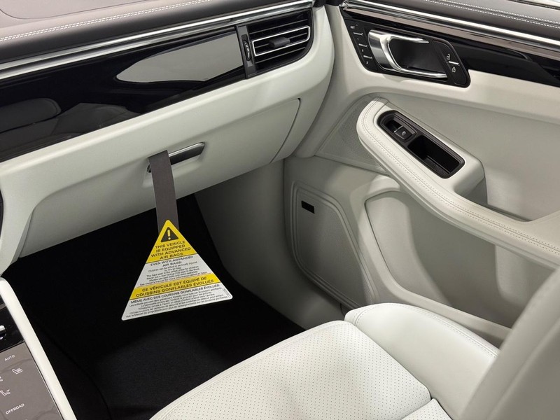 Porsche Macan Vehicle Full-screen Gallery Image 15