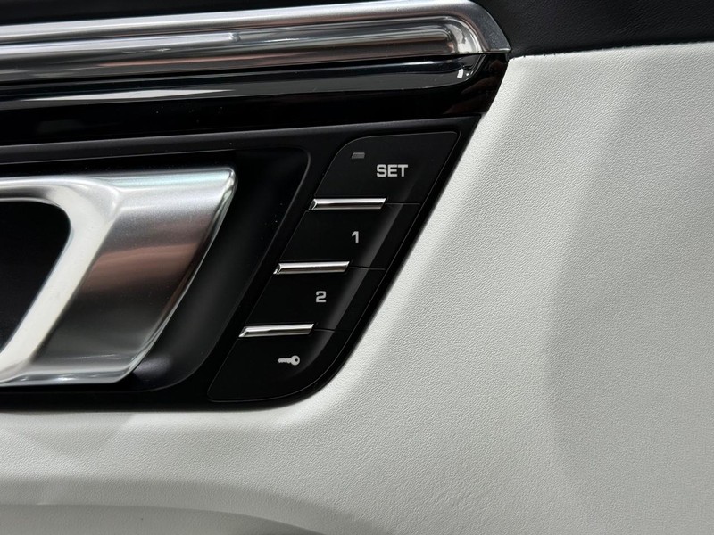 Porsche Macan Vehicle Full-screen Gallery Image 16