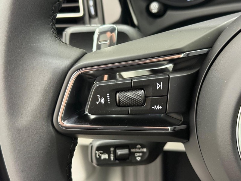 Porsche Macan Vehicle Full-screen Gallery Image 17