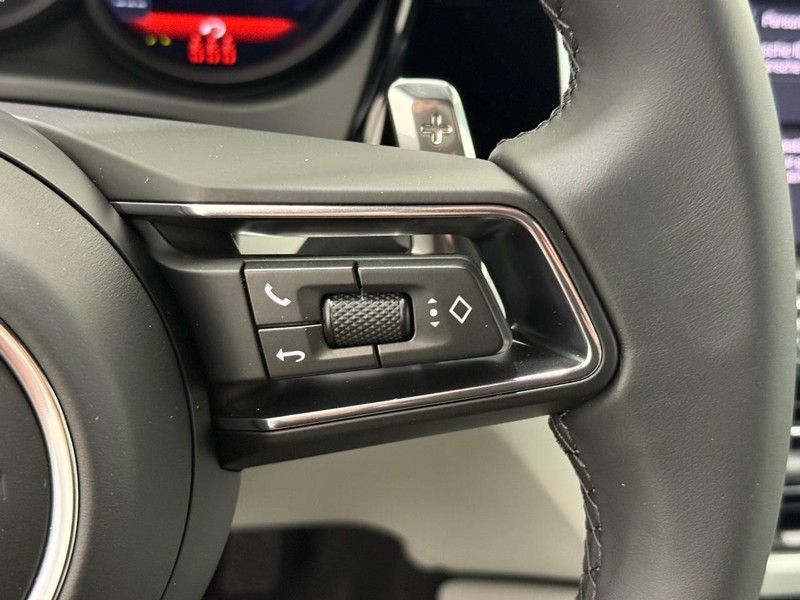 Porsche Macan Vehicle Full-screen Gallery Image 18