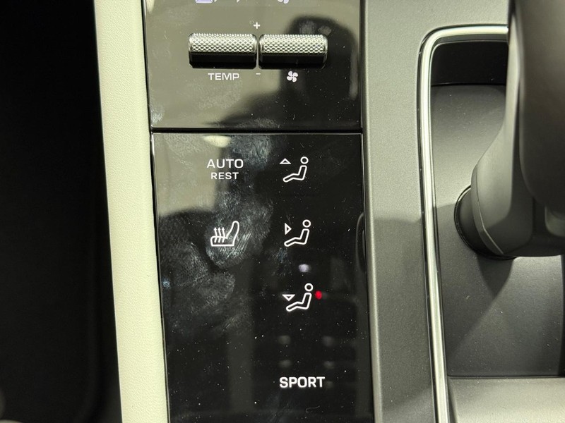 Porsche Macan Vehicle Full-screen Gallery Image 20