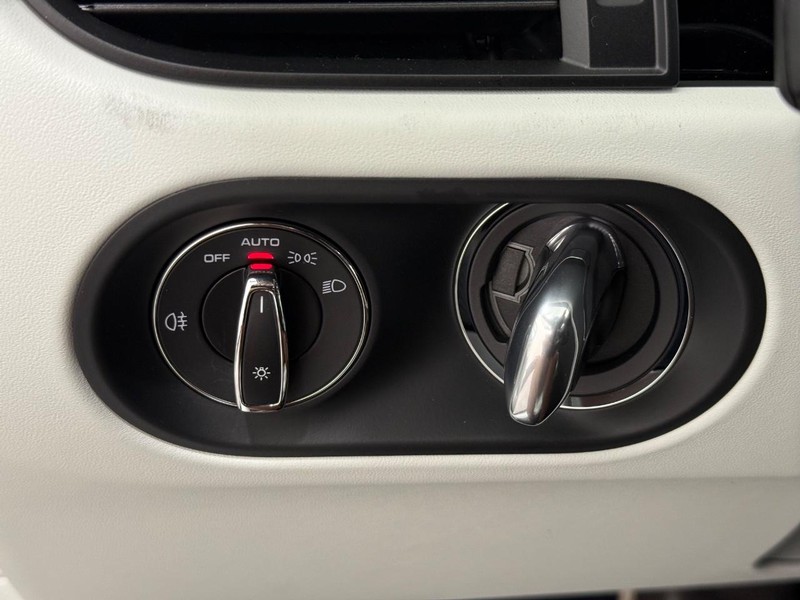 Porsche Macan Vehicle Full-screen Gallery Image 21