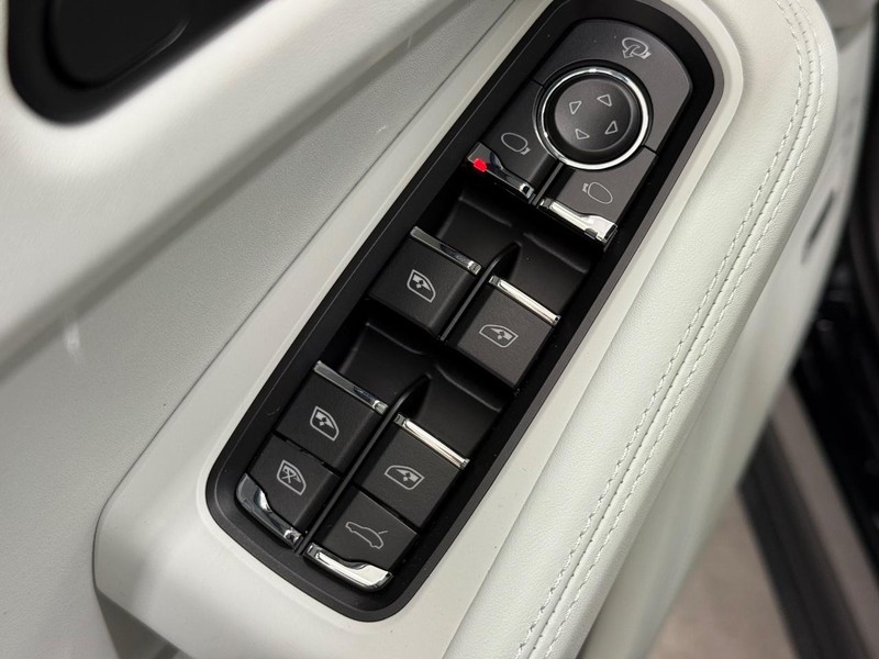 Porsche Macan Vehicle Full-screen Gallery Image 22