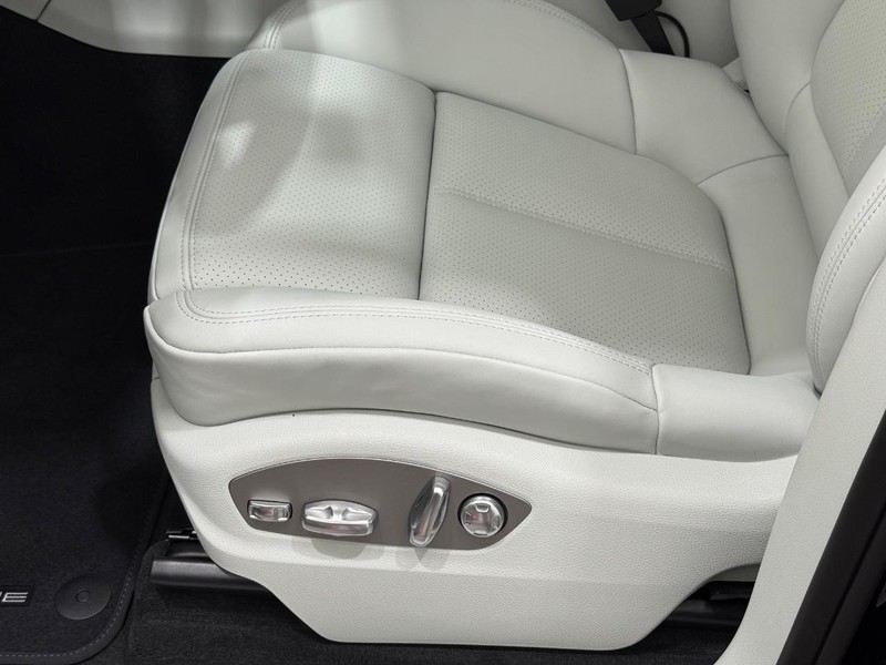 Porsche Macan Vehicle Full-screen Gallery Image 23