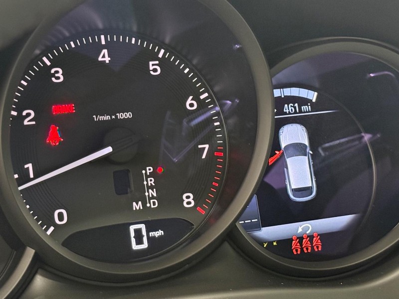 Porsche Macan Vehicle Full-screen Gallery Image 24