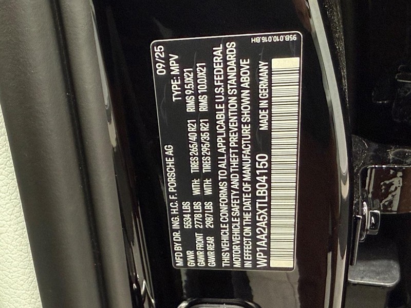 Porsche Macan Vehicle Full-screen Gallery Image 25