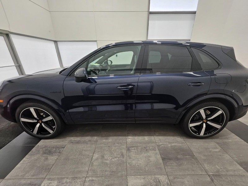 Porsche Cayenne Vehicle Full-screen Gallery Image 2