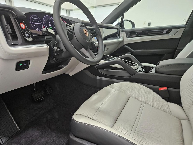 Porsche Cayenne Vehicle Full-screen Gallery Image 4