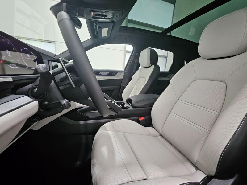Porsche Cayenne Vehicle Full-screen Gallery Image 5
