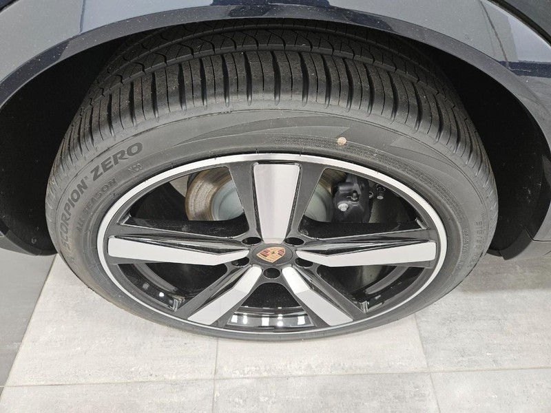 Porsche Cayenne Vehicle Full-screen Gallery Image 8