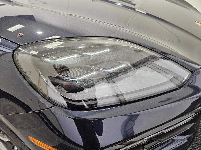 Porsche Cayenne Vehicle Full-screen Gallery Image 11