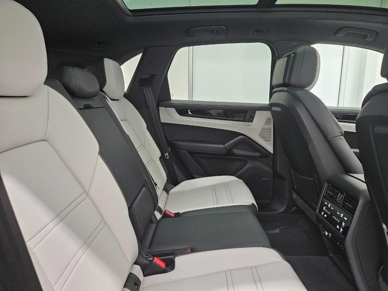 Porsche Cayenne Vehicle Full-screen Gallery Image 12