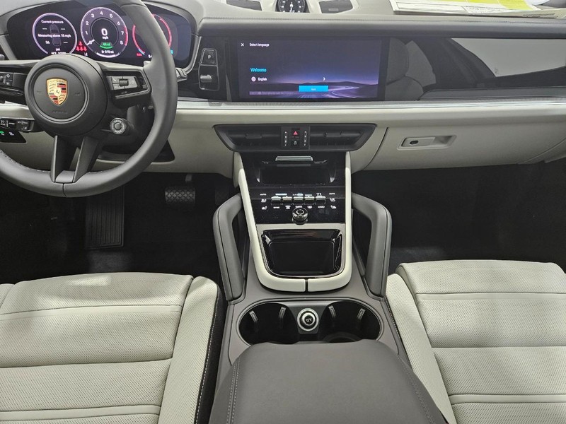 Porsche Cayenne Vehicle Full-screen Gallery Image 13