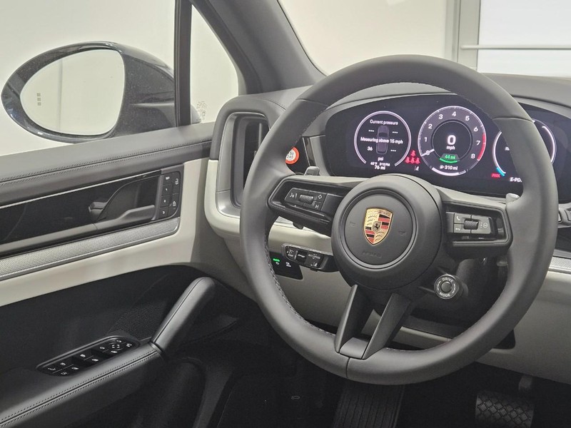 Porsche Cayenne Vehicle Full-screen Gallery Image 15