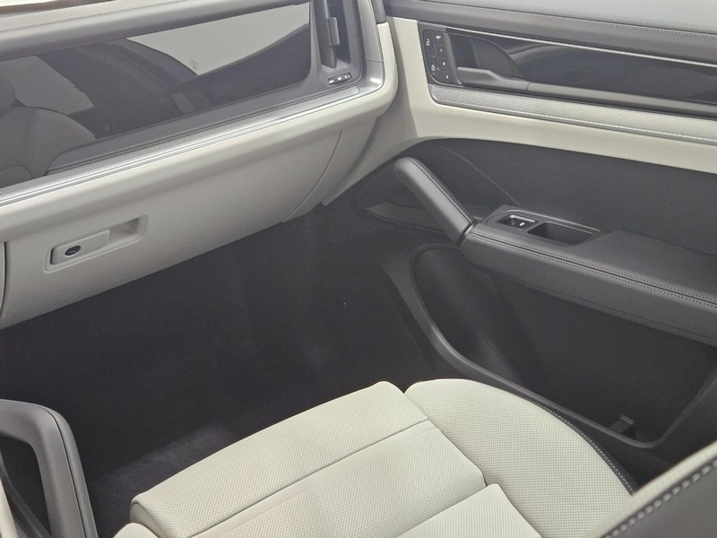 Porsche Cayenne Vehicle Full-screen Gallery Image 16