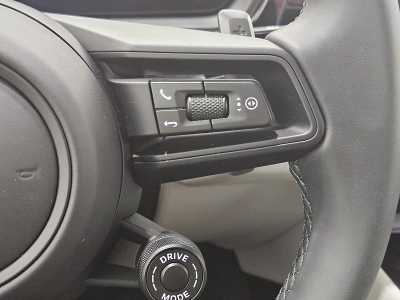 Porsche Cayenne Vehicle Full-screen Gallery Image 18