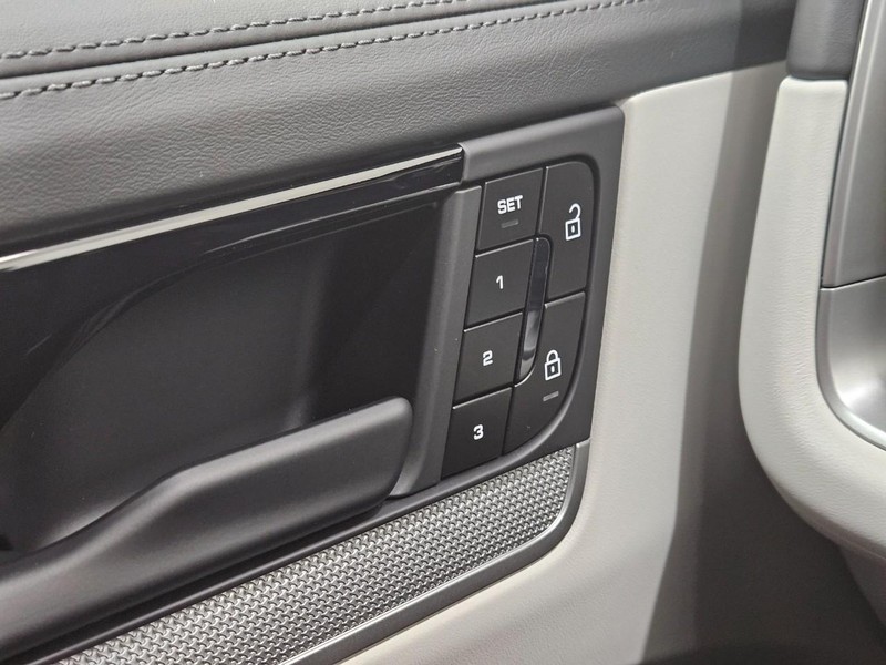 Porsche Cayenne Vehicle Full-screen Gallery Image 22