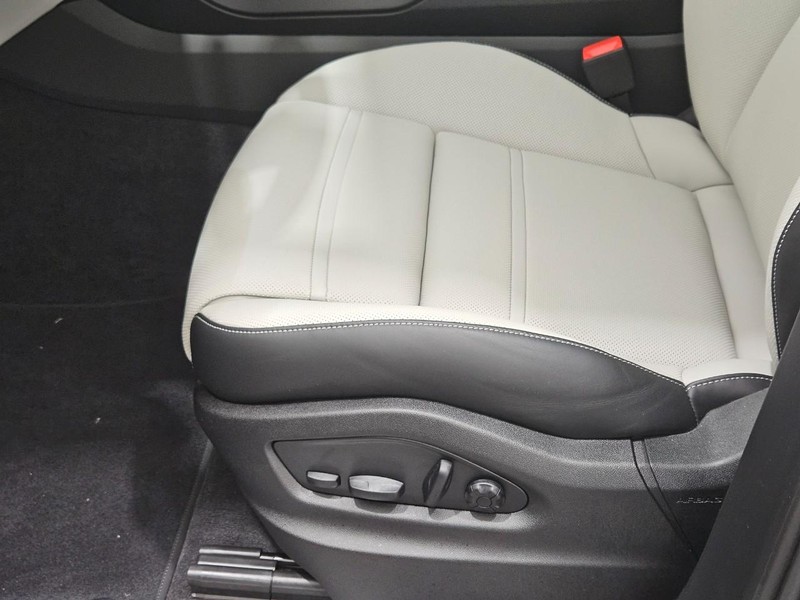 Porsche Cayenne Vehicle Full-screen Gallery Image 23