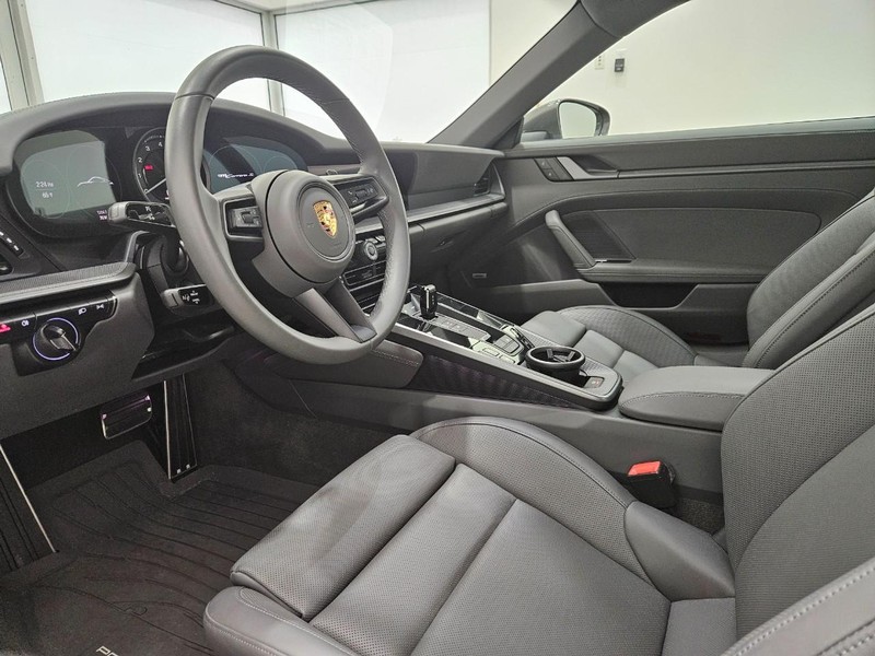 Porsche 911 Vehicle Full-screen Gallery Image 4