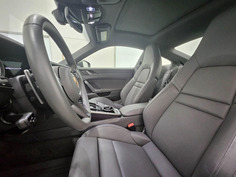 Porsche 911 Vehicle Full-screen Gallery Image 5