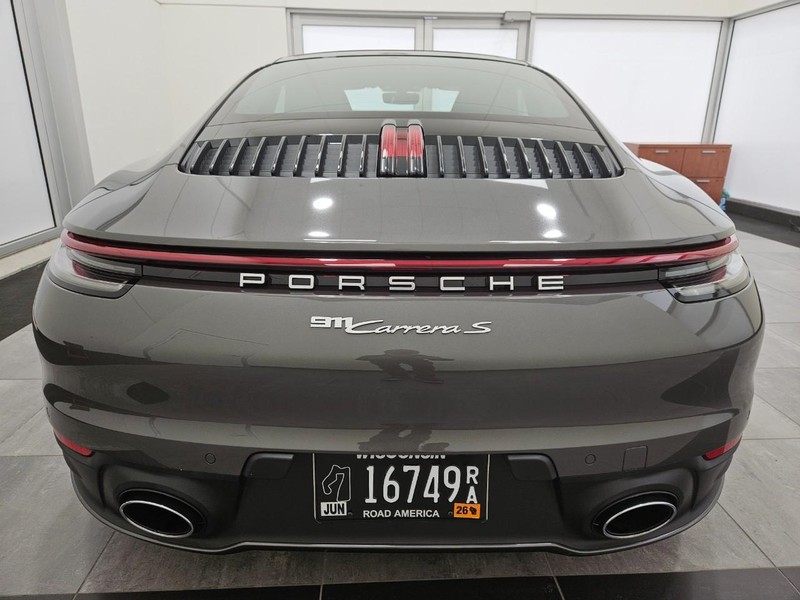 Porsche 911 Vehicle Full-screen Gallery Image 6