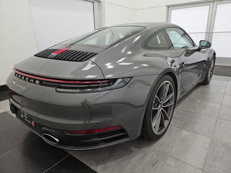 Porsche 911 Vehicle Full-screen Gallery Image 7