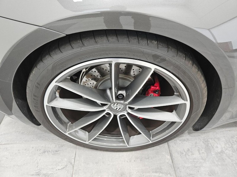 Porsche 911 Vehicle Full-screen Gallery Image 8