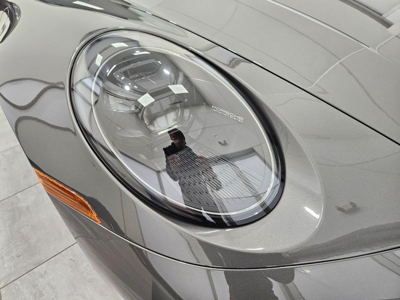 Porsche 911 Vehicle Full-screen Gallery Image 11