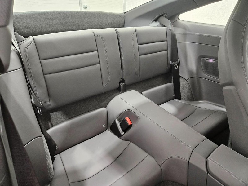 Porsche 911 Vehicle Full-screen Gallery Image 12