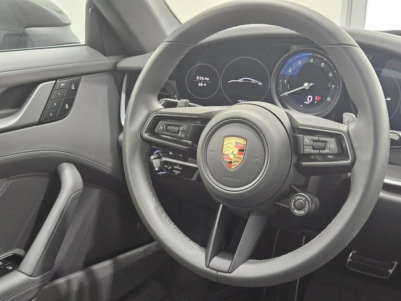 Porsche 911 Vehicle Full-screen Gallery Image 16