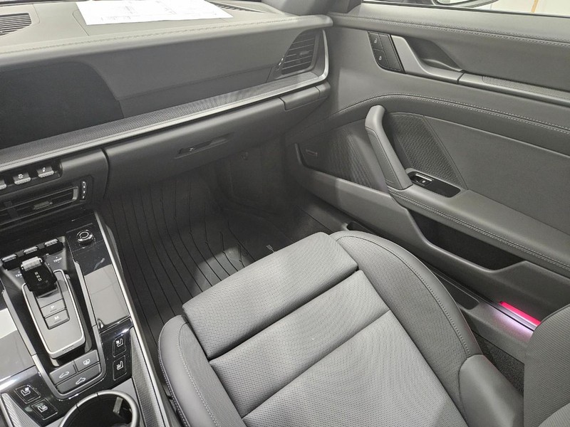 Porsche 911 Vehicle Full-screen Gallery Image 17