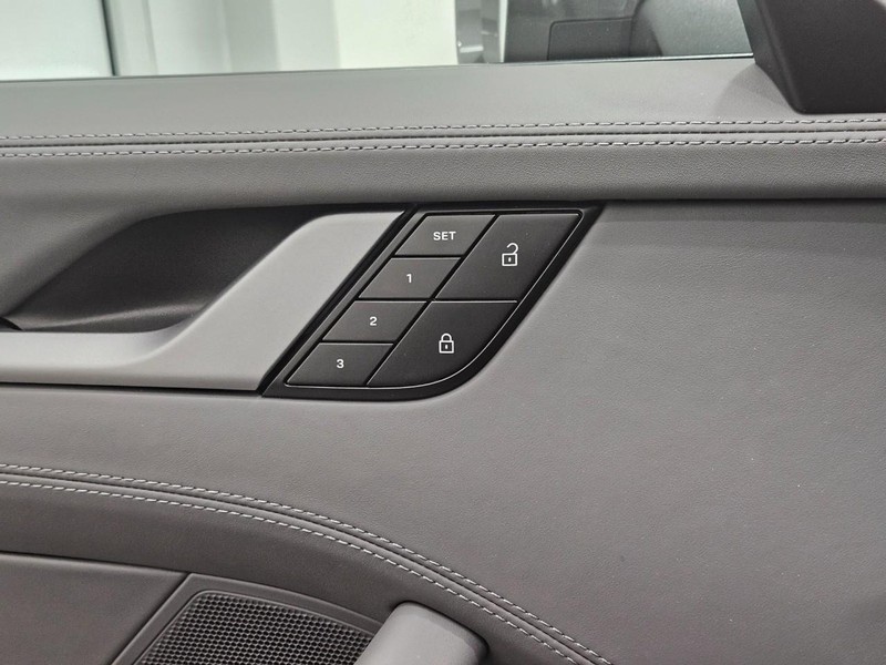 Porsche 911 Vehicle Full-screen Gallery Image 18