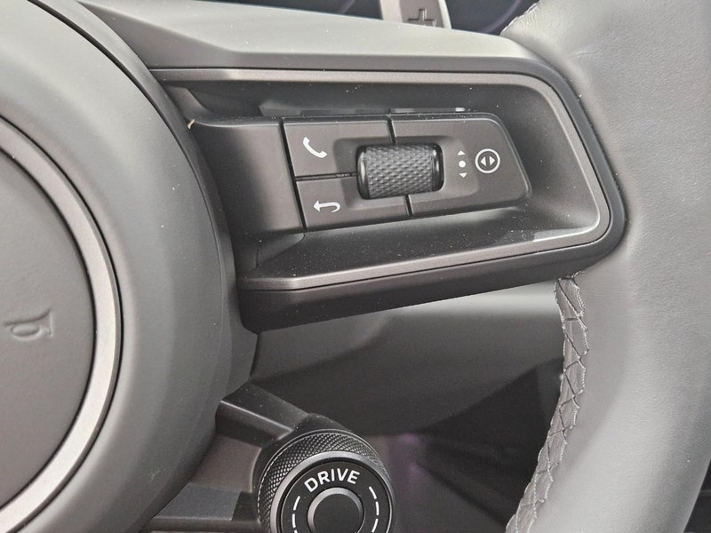 Porsche 911 Vehicle Full-screen Gallery Image 21