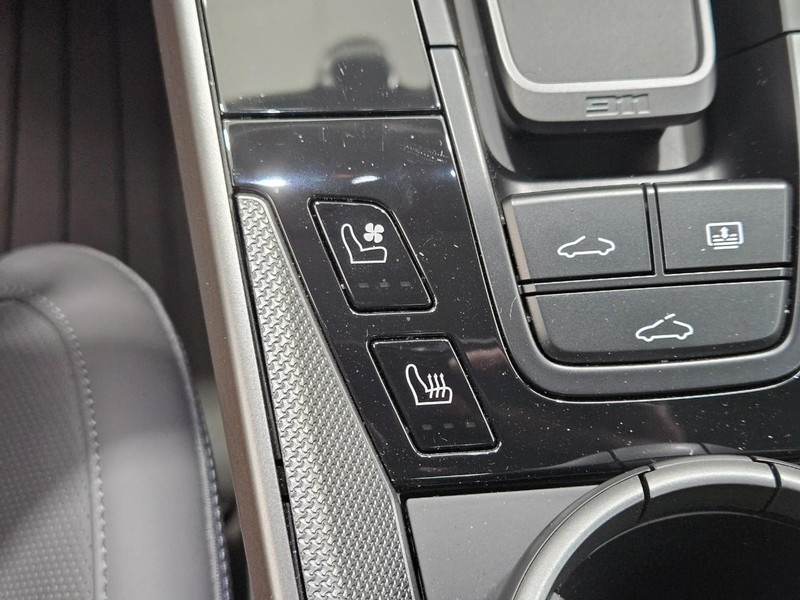 Porsche 911 Vehicle Full-screen Gallery Image 24