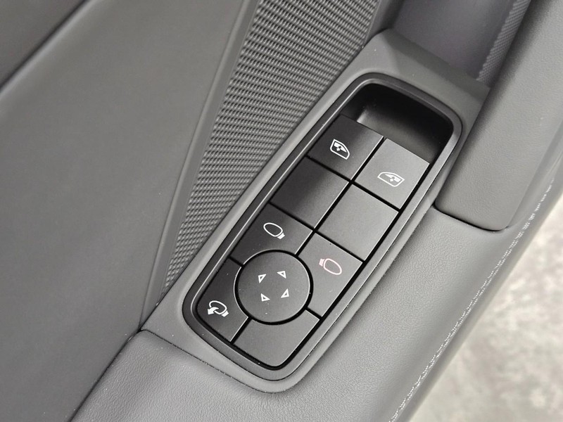 Porsche 911 Vehicle Full-screen Gallery Image 25