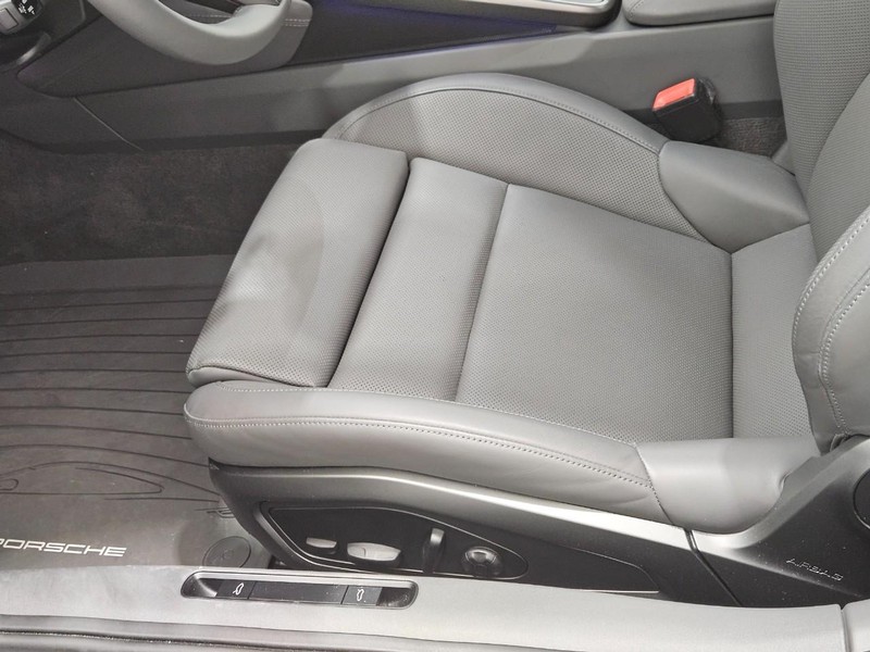 Porsche 911 Vehicle Full-screen Gallery Image 26