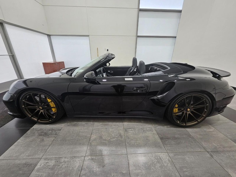 Porsche 911 Vehicle Full-screen Gallery Image 2