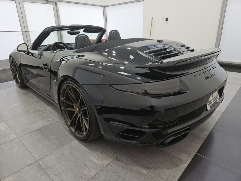 Porsche 911 Vehicle Full-screen Gallery Image 3