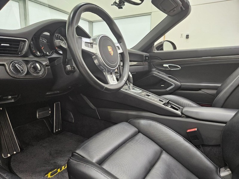 Porsche 911 Vehicle Full-screen Gallery Image 4